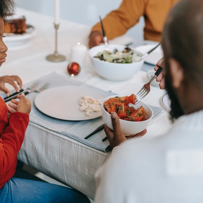 Mealtime With Others Appears to Decrease Stress